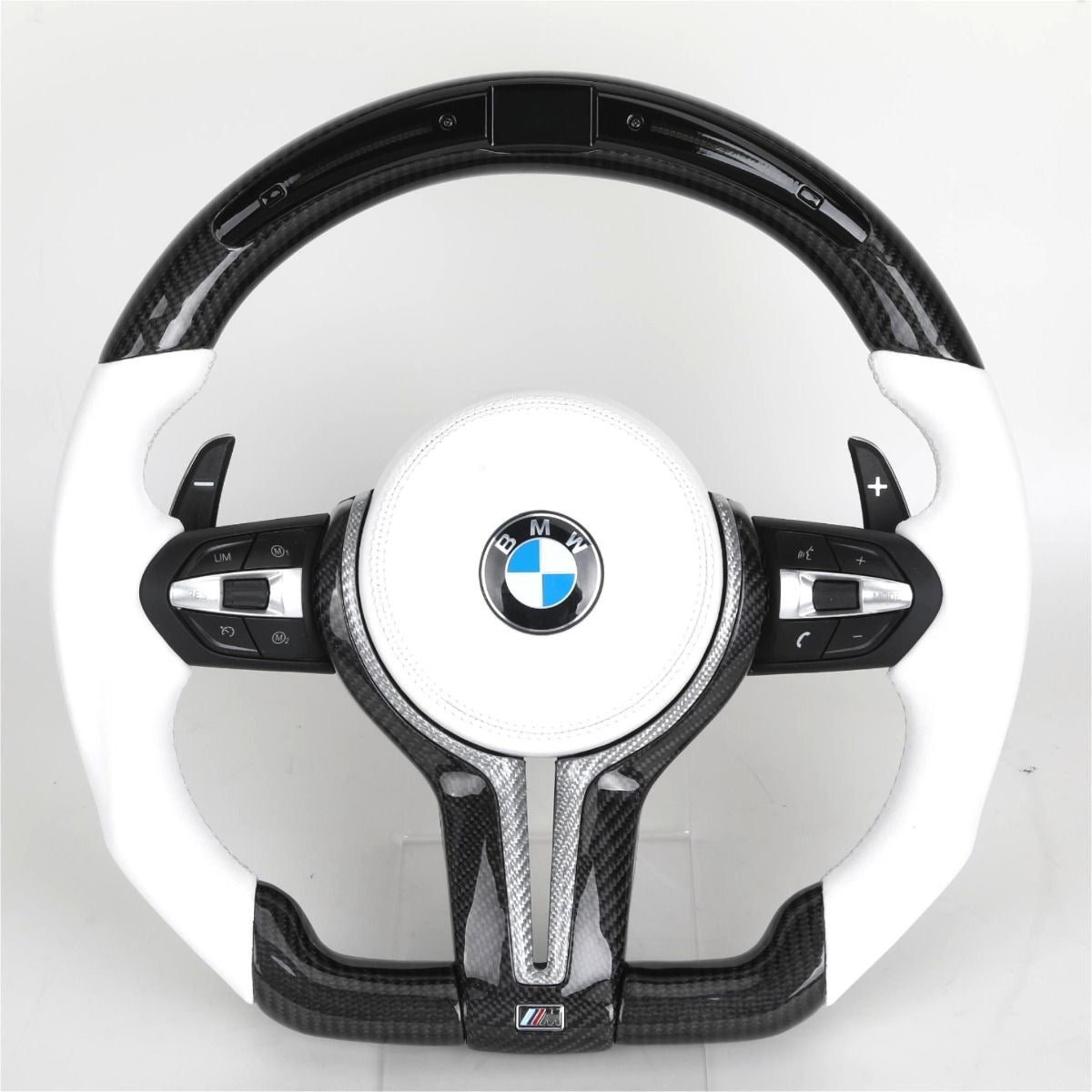 Volant signature avec monogramme personnalisé, made-to-measure pour véhicule de prestige