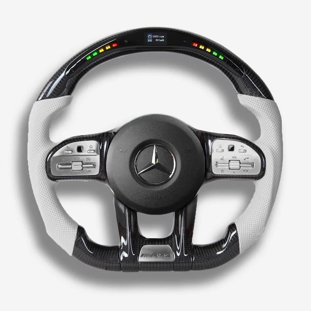 Détail du volant custom en alcantara perforé pour véhicule sport, finition artisanale