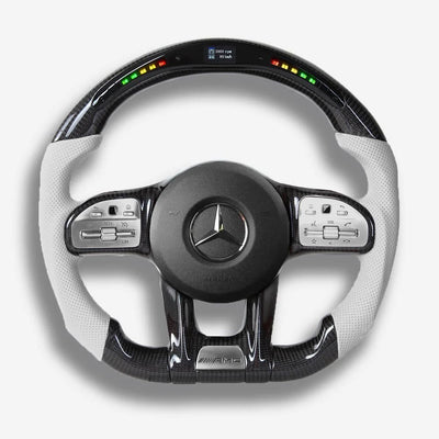 Détail du volant custom en alcantara perforé pour véhicule sport, finition artisanale